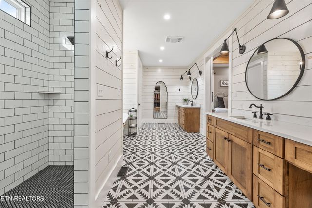 1419 Graves Rd, Strawberry Plains, TN 37871