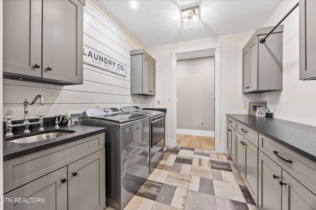 1419 Graves Rd, Strawberry Plains, TN 37871