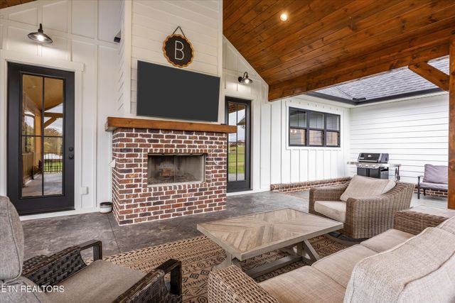 1419 Graves Rd, Strawberry Plains, TN 37871