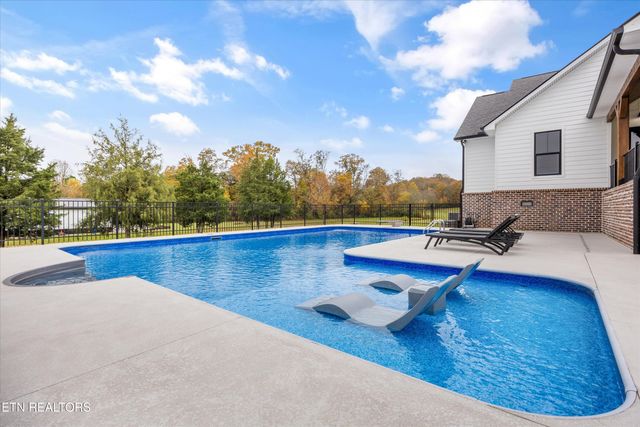 1419 Graves Rd, Strawberry Plains, TN 37871