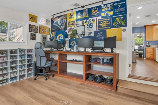 1343 N Whitnall Hwy, Burbank, CA 91505