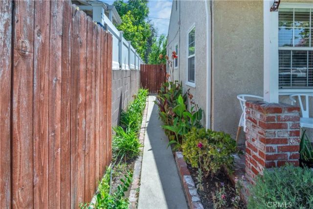 1343 N Whitnall Hwy, Burbank, CA 91505