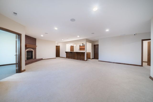 2901 N Fox Pointe Cir, Wichita, KS 67226