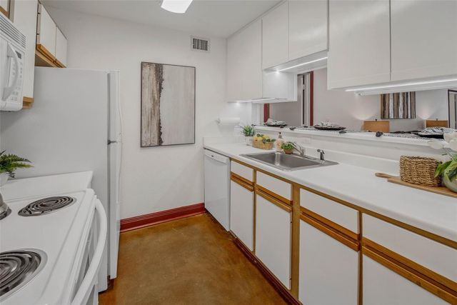 517 Southwest Parkway 103, College Station, TX 77840