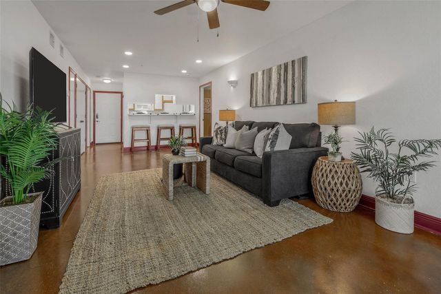 517 Southwest Parkway 103, College Station, TX 77840