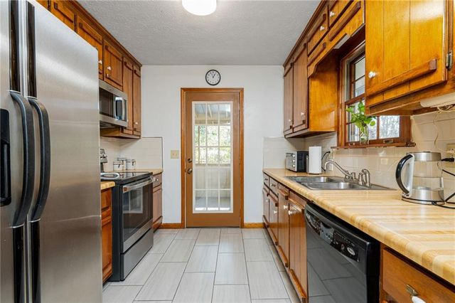 115 Creekview Drive, Woodstock, GA 30188