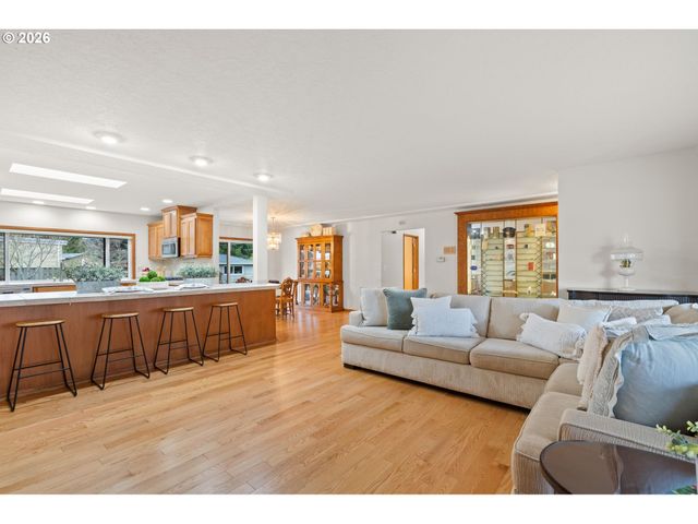 809 Ne DELSEY Rd, Hillsboro, OR 97124