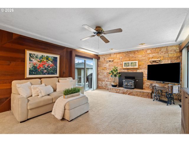 809 Ne DELSEY Rd, Hillsboro, OR 97124