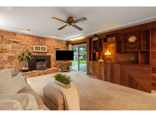 809 Ne DELSEY Rd, Hillsboro, OR 97124