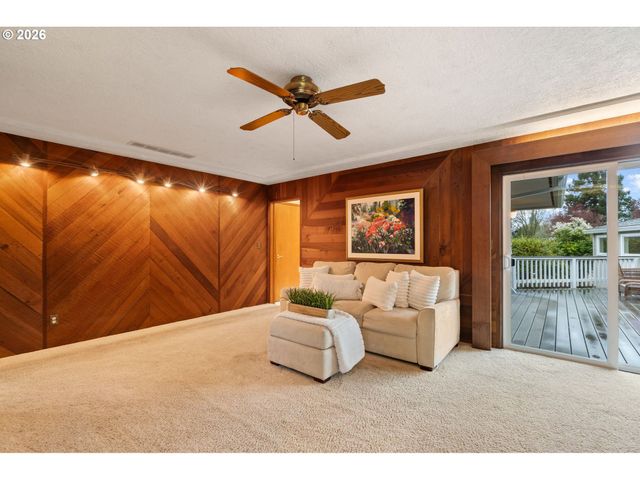 809 Ne DELSEY Rd, Hillsboro, OR 97124