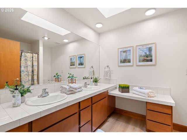 809 Ne DELSEY Rd, Hillsboro, OR 97124