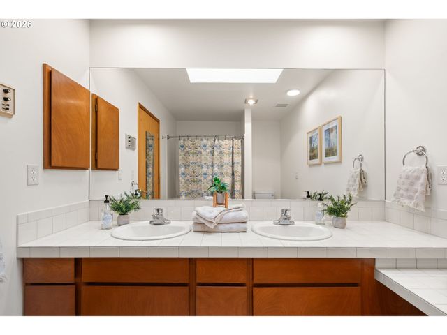 809 Ne DELSEY Rd, Hillsboro, OR 97124