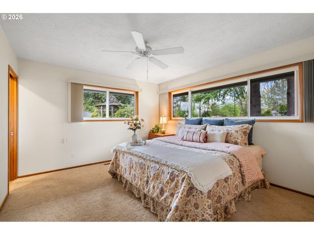 809 Ne DELSEY Rd, Hillsboro, OR 97124