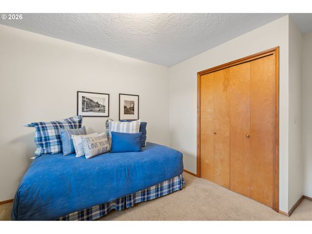 809 Ne DELSEY Rd, Hillsboro, OR 97124