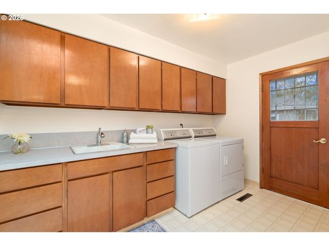 809 Ne DELSEY Rd, Hillsboro, OR 97124