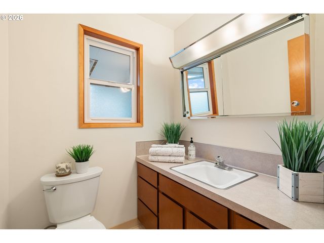 809 Ne DELSEY Rd, Hillsboro, OR 97124