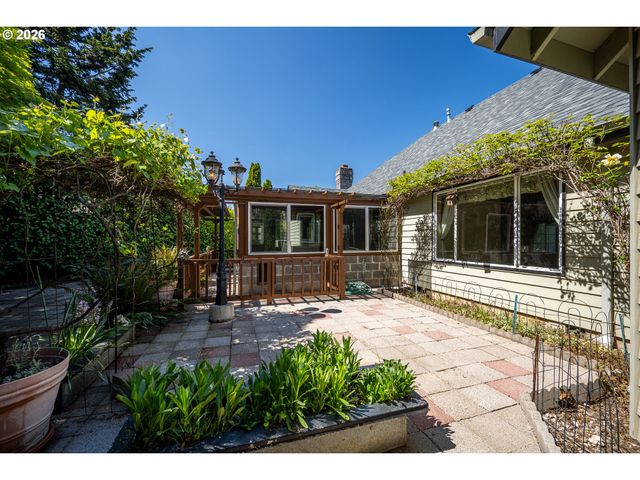 1625 VICTORIAN Way, Eugene, OR 97401