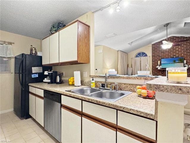 422 Lees Mill DR, Newport News, VA 23608