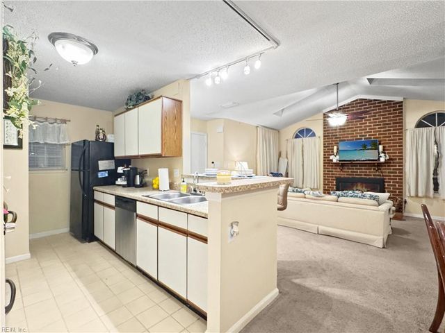 422 Lees Mill DR, Newport News, VA 23608