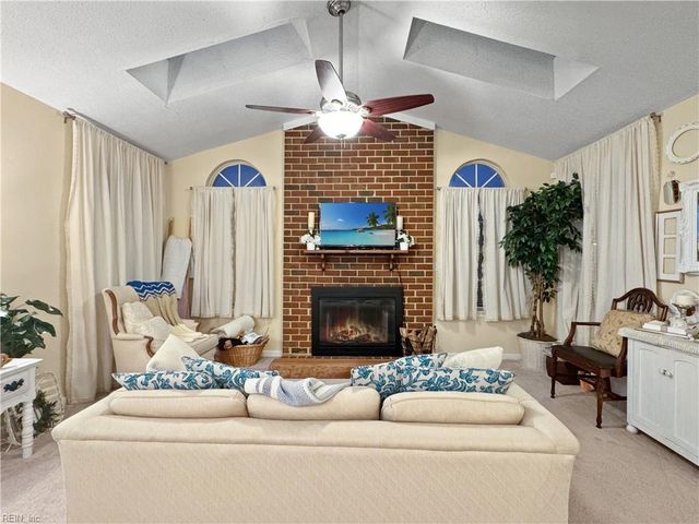 422 Lees Mill DR, Newport News, VA 23608