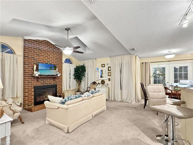 422 Lees Mill DR, Newport News, VA 23608