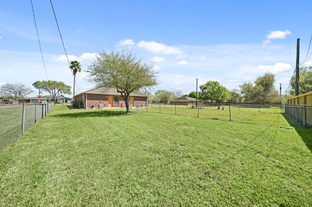 9731 Youngcrest Drive A, Stafford, TX 77477