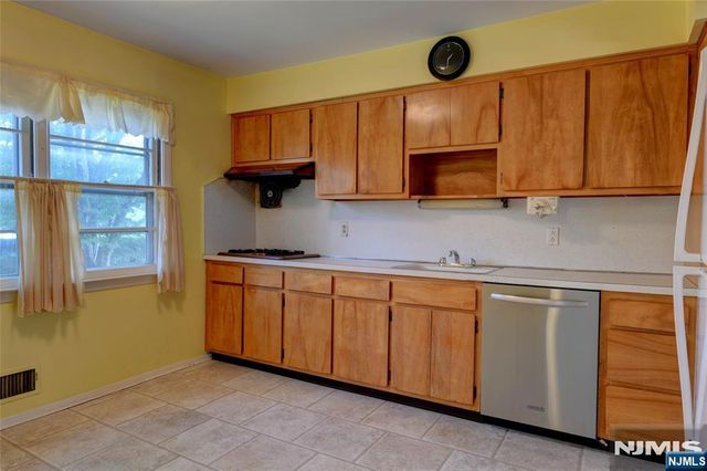34 Parkway, Pequannock Township, NJ 07440