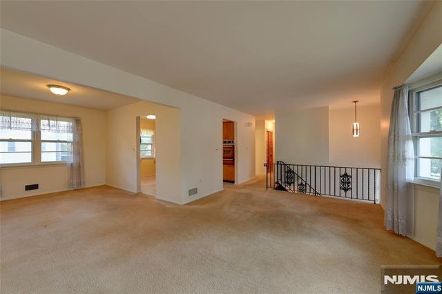 34 Parkway, Pequannock Township, NJ 07440