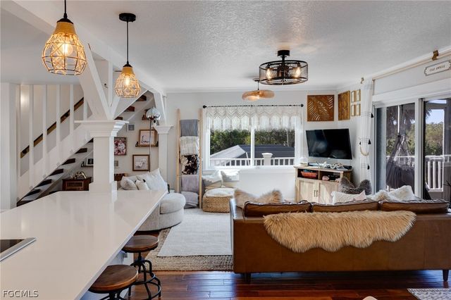 9247 Dimmick DR, Sanibel, FL 33957