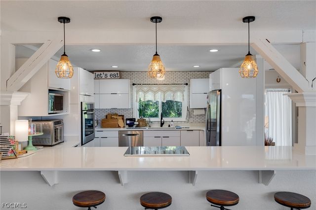 9247 Dimmick DR, Sanibel, FL 33957