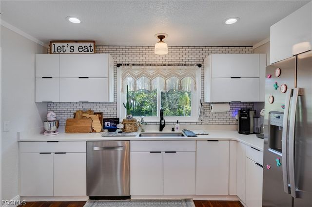 9247 Dimmick DR, Sanibel, FL 33957