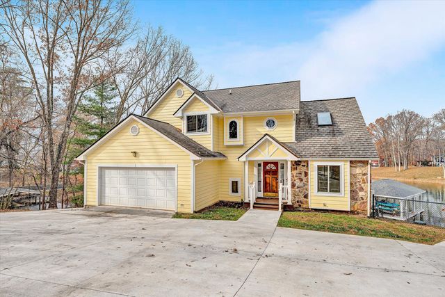 218 Twin Chimneys DR, Wirtz, VA 24184