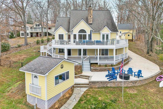 218 Twin Chimneys DR, Wirtz, VA 24184