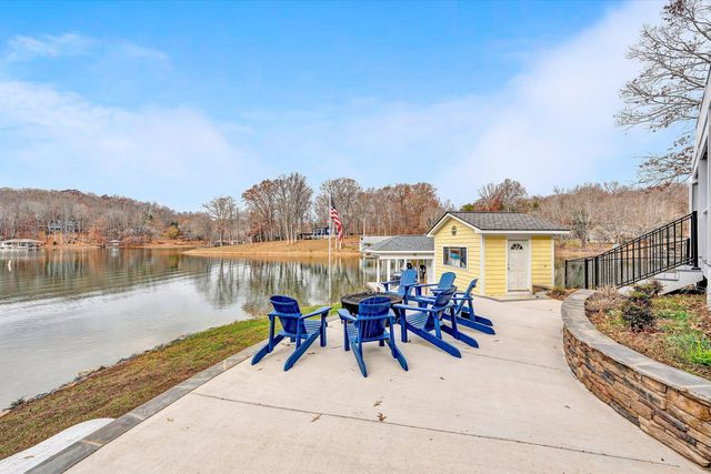 218 Twin Chimneys DR, Wirtz, VA 24184