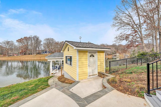 218 Twin Chimneys DR, Wirtz, VA 24184