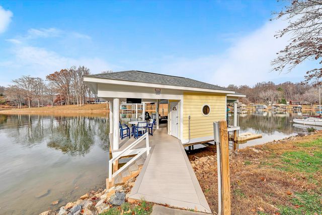 218 Twin Chimneys DR, Wirtz, VA 24184