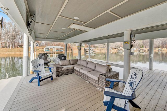 218 Twin Chimneys DR, Wirtz, VA 24184