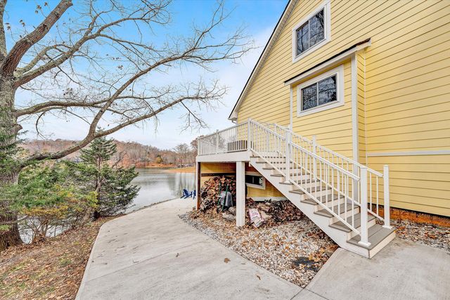 218 Twin Chimneys DR, Wirtz, VA 24184