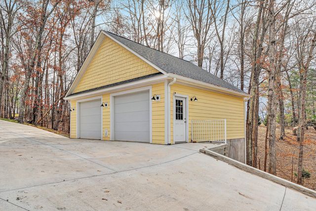 218 Twin Chimneys DR, Wirtz, VA 24184