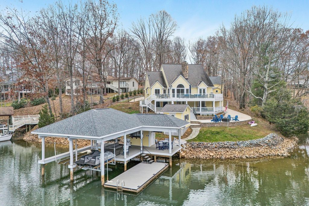 218 Twin Chimneys DR, Wirtz, VA 24184