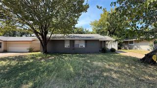 910 S Mills Drive, Euless, TX 76040