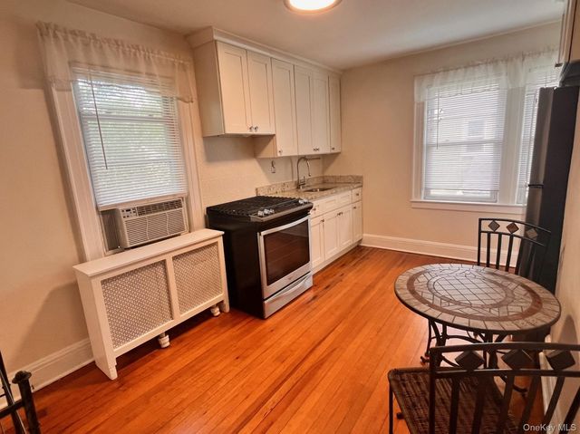 22 Jarvis Place Upper, Lynbrook, NY 11563