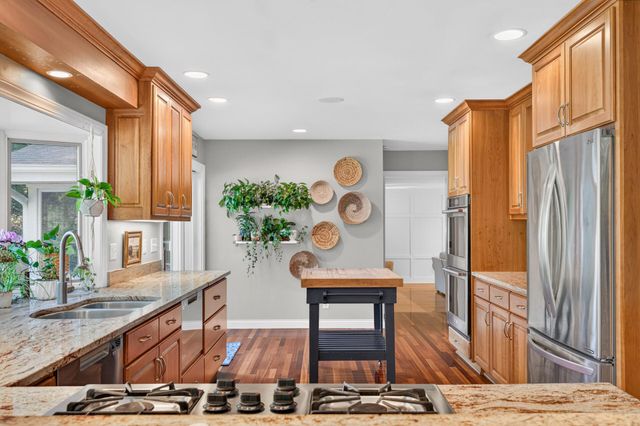 12 Tamarisk Road, Dellwood, MN 55110