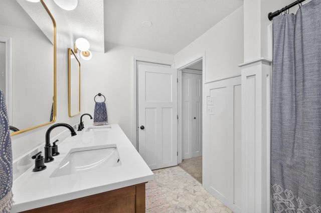 12 Tamarisk Road, Dellwood, MN 55110