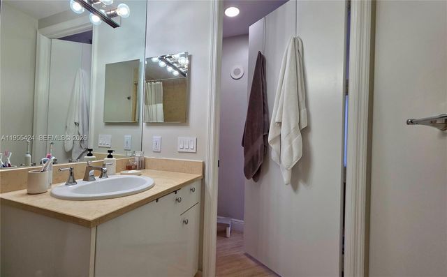 20000 E Country Club Dr 402, Aventura, FL 33180