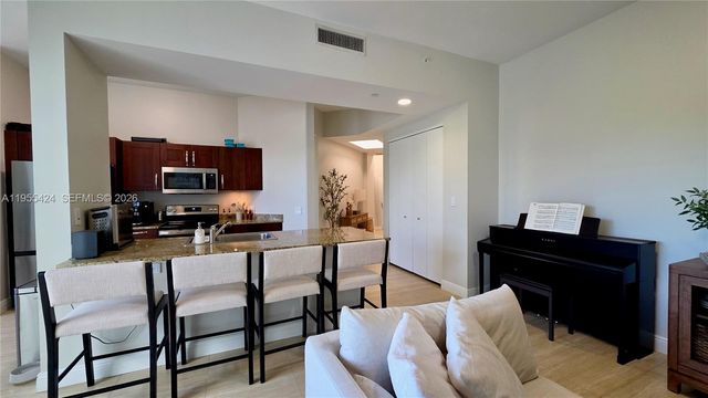 20000 E Country Club Dr 402, Aventura, FL 33180