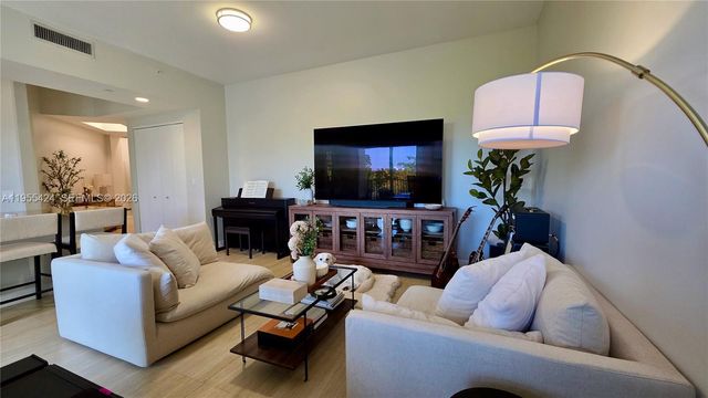 20000 E Country Club Dr 402, Aventura, FL 33180