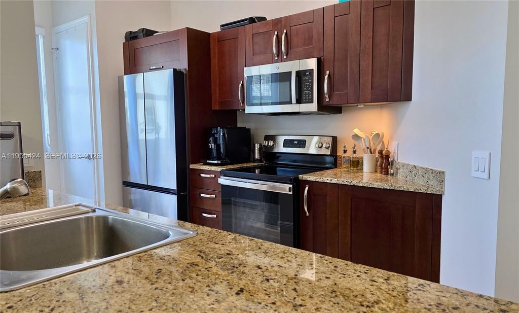 20000 E Country Club Dr 402, Aventura, FL 33180