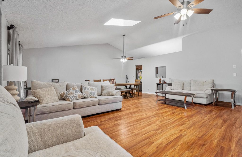 Image 11 of property listing at 11909 Donlin Drive, Wellington, FL 33414