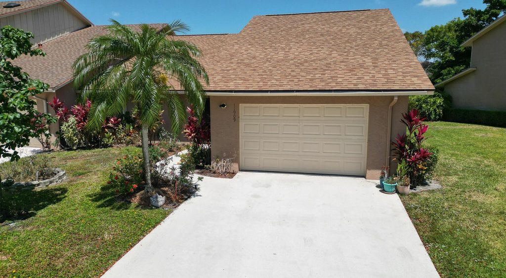 Image 4 of property listing at 11909 Donlin Drive, Wellington, FL 33414